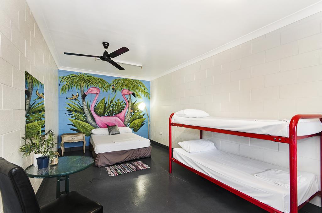 Adventurers Backpackers Hostel Таунсвил Екстериор снимка